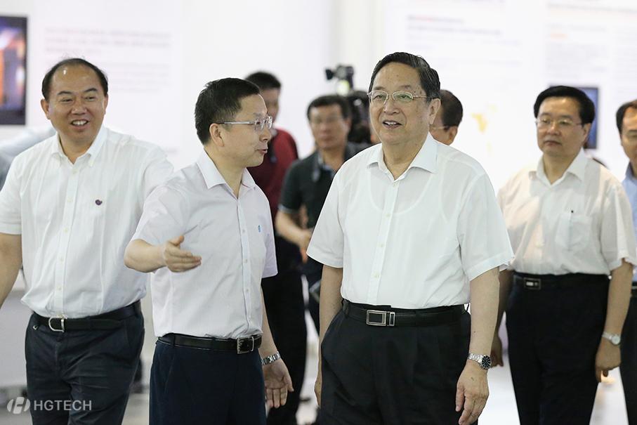 3、2014年06月07日全国政协主席俞正声视察yp街机科技 .jpg